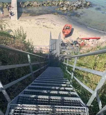 Quietly Located Close To The Sea 펜션 *