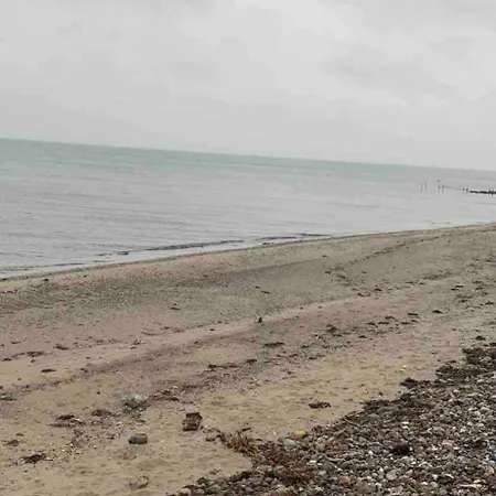 Quietly Located Close To The Sea بيت للعطل *